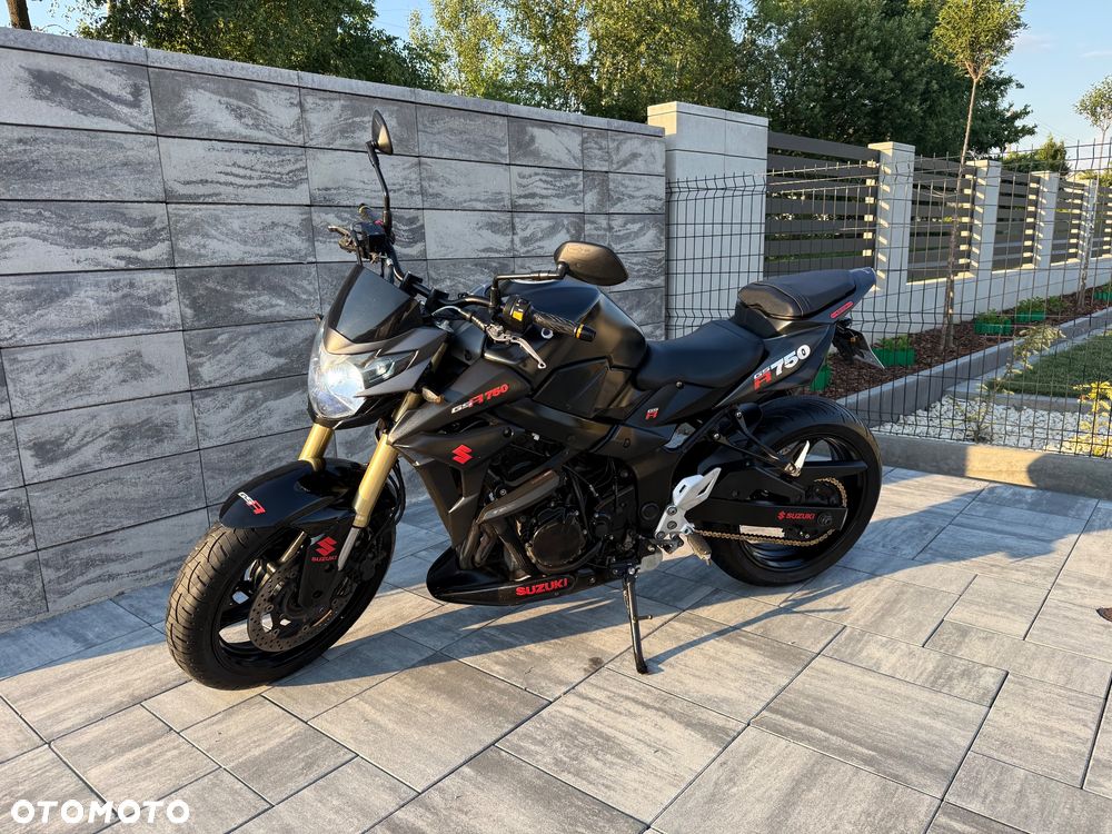 Suzuki GSR - 6