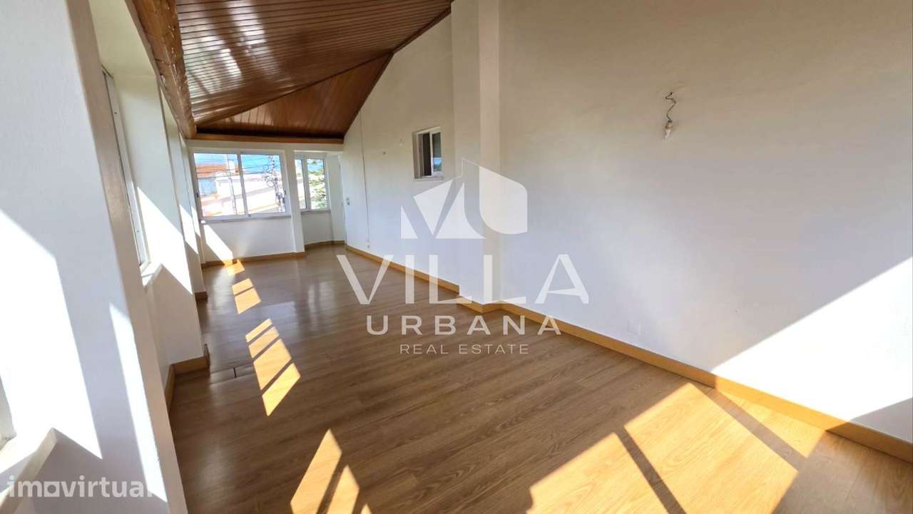 Moradia T3 +1 com Garagem localizada numa zona tranquila em Belverde - Grande imagem: 3/46