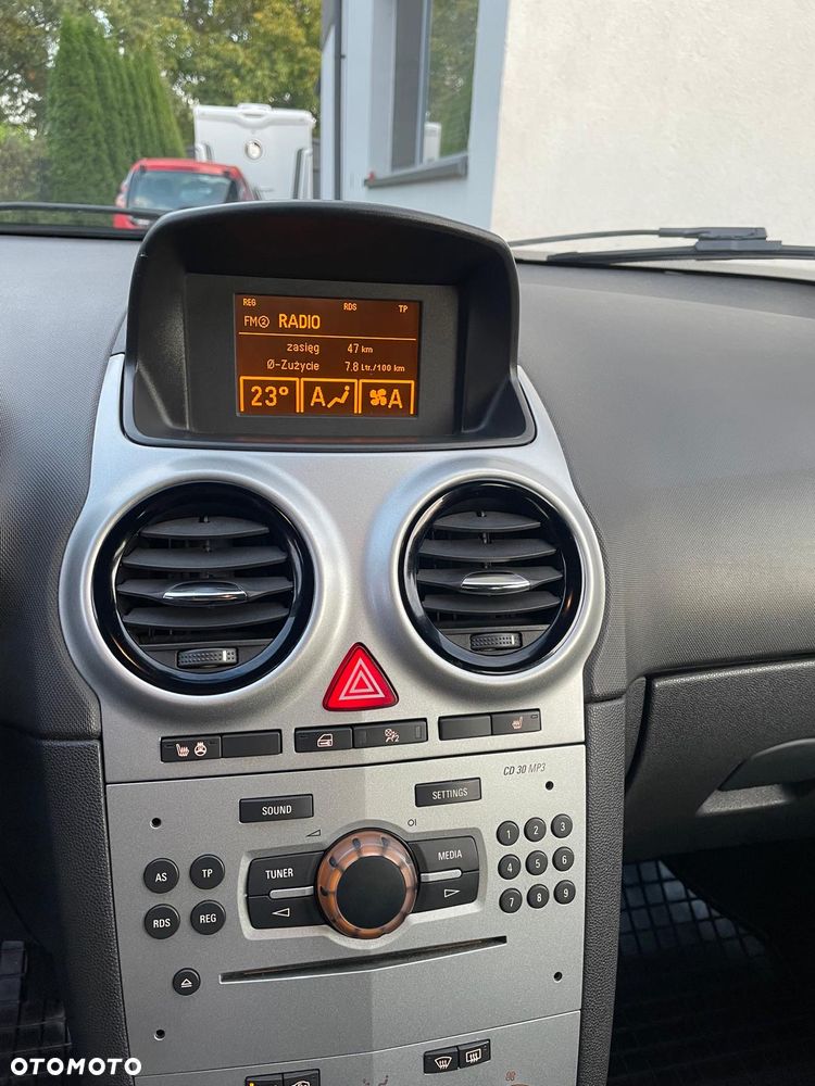 Opel Corsa 1.4 16V Cosmo - 11