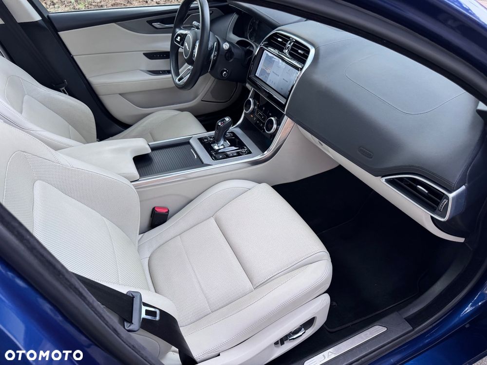 Jaguar XE 2.0 P250 SE - 17