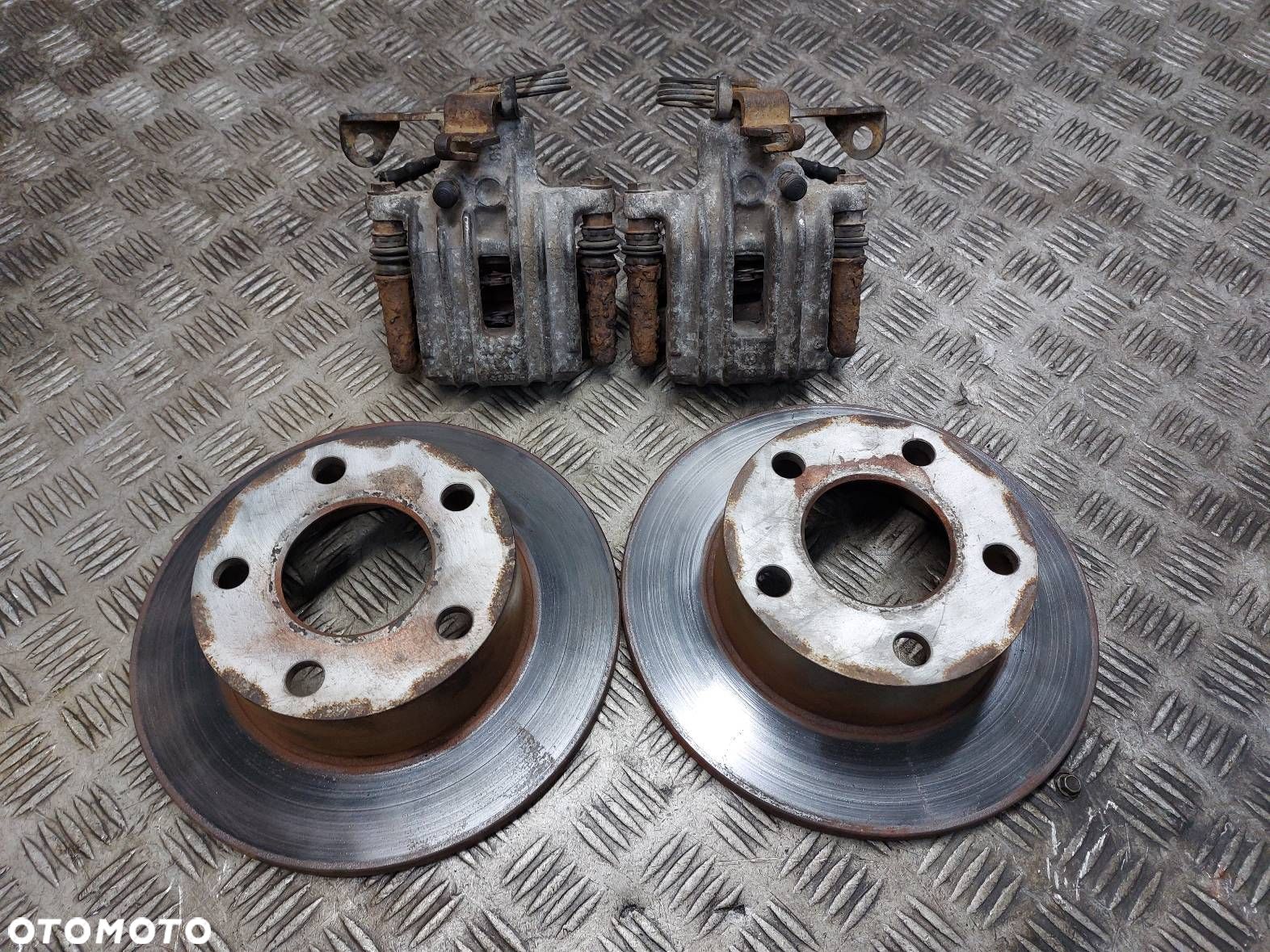 TARCZE HAMULCOWE TYŁ + KLOCKI + ZACISKI VOLKSWAGEN PASSAT B5 - 1