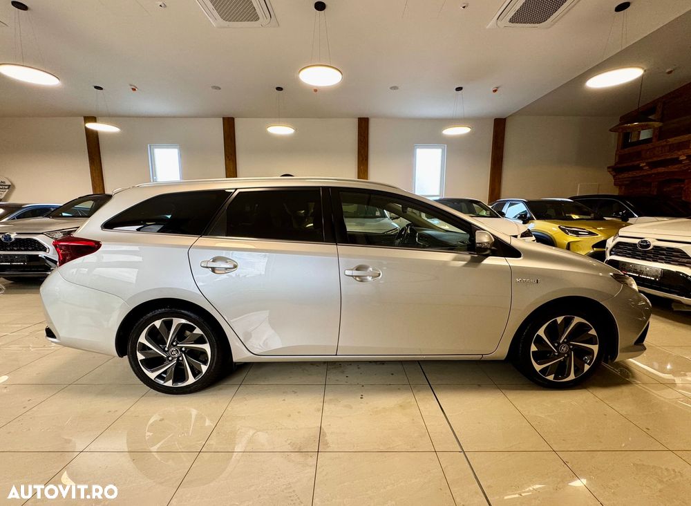Toyota Auris 1.8 L VVT-i Sol + - 6