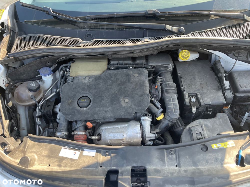 Peugeot 2008 BlueHDi 100 STOP & START Signature - 13