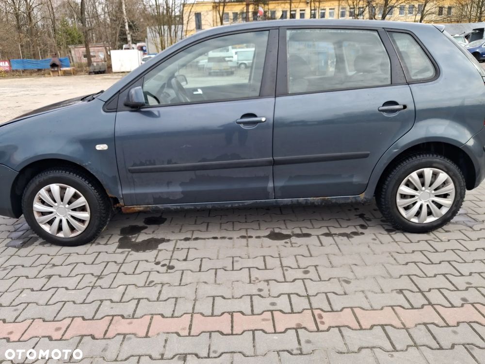 Volkswagen Polo IV 9N silnik 1.4 TDI AMF 75KM skrzynia biegów GGV / EWR drzwi maska błotnik klapa zderzak LC7V lampa szyba pompowtrysk alternator sprężarka turbina maglownica łapa alternatora pokrywa silnika głowica wtrysk pompa wysokiego ciśnienia vacum miska olejowa fotel belka sterownik moduł wiązka przewód rura chłodnica pas panel EGR sterownik zacisk mcperson sanki lewarek wybierak mechanizm silniczek obudowa miska olejowa kierownica przełącznik tłumik wydech pompka zamek przepustnica przepływomierz  CAŁY NA CZĘŚCI - 4