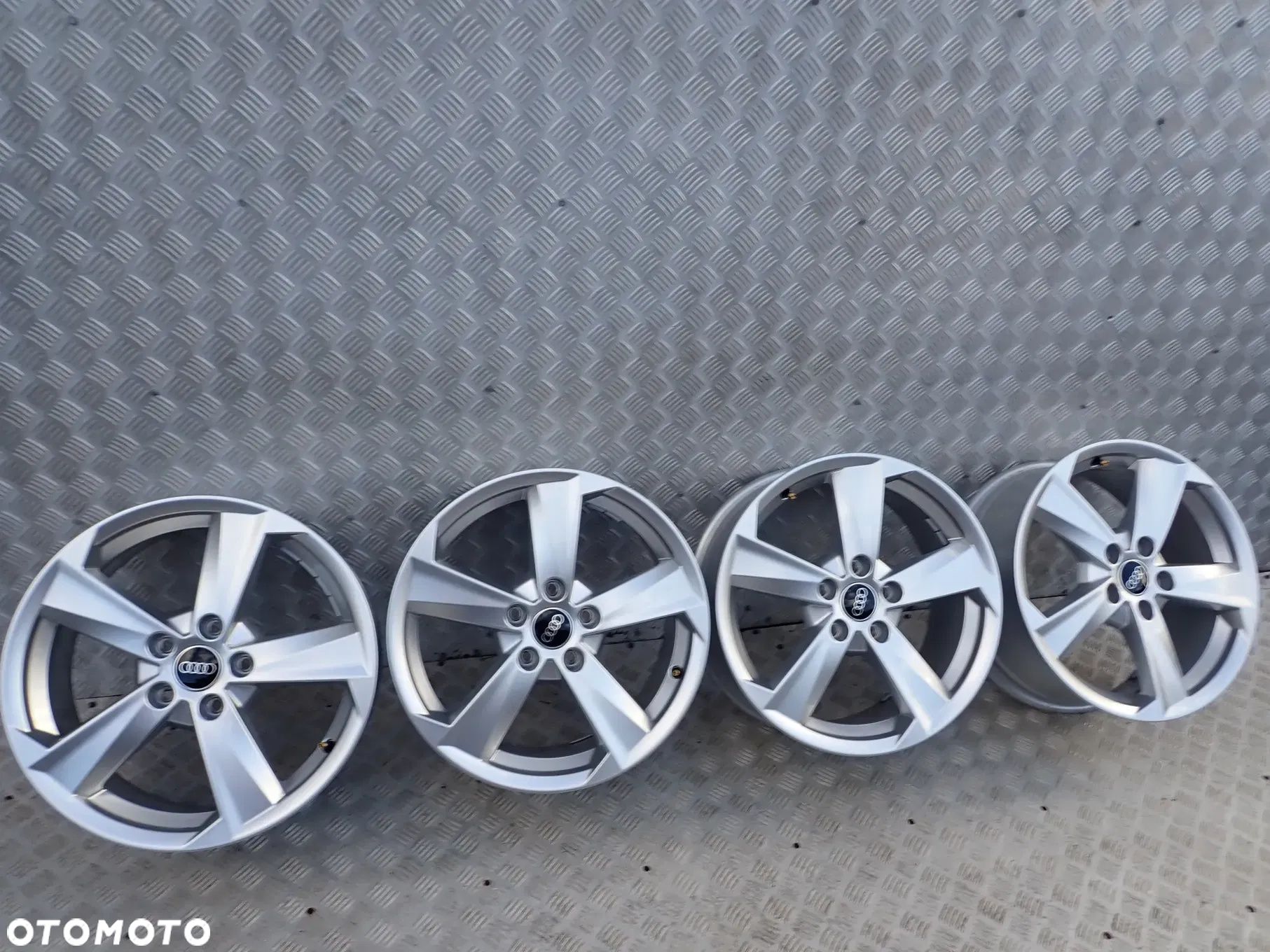 FELGI ALUMINIOWE AUDI 81A601025B 7X17 ET 45 5X112 DOSTEPNE 2 KOMPLETY - 1