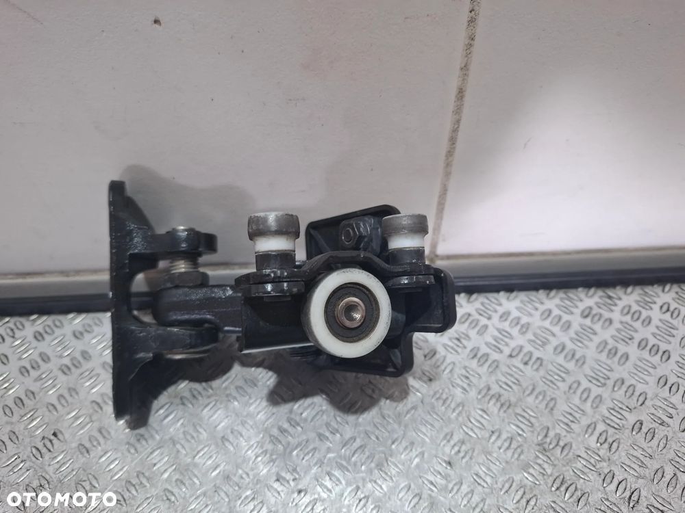 Rolka prowadnica drzwi przesuwnych prawych Fiat Ducato III 2021 rok - 2