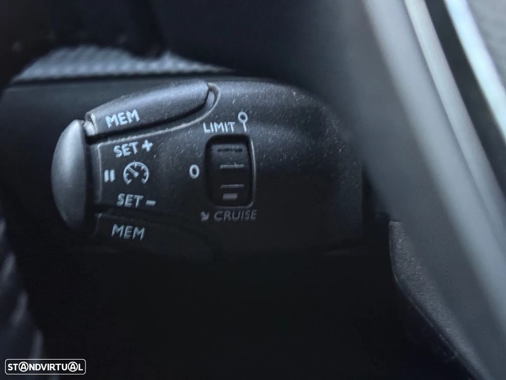 Peugeot 2008 1.2 PureTech Allure Pack EAT8 - 6