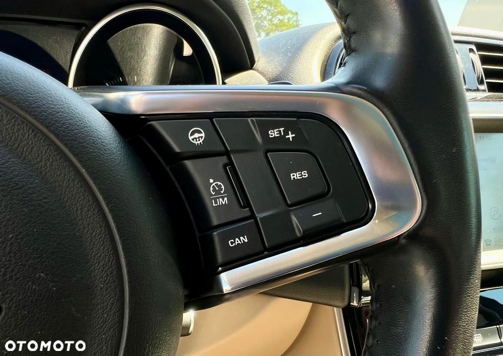 Jaguar XE 2.0 P250 R-Dynamic HSE - 11