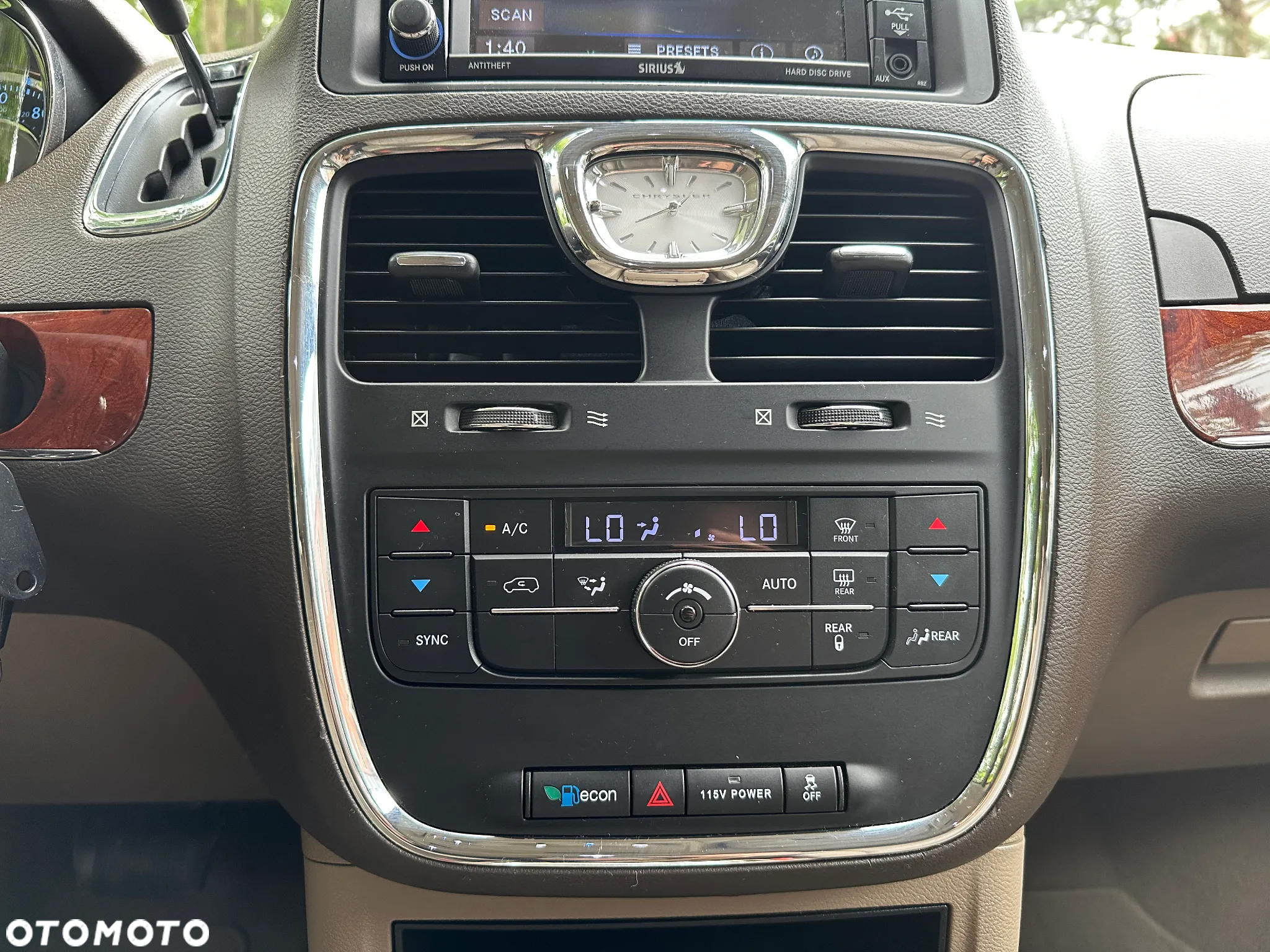 Chrysler Town & Country - 26