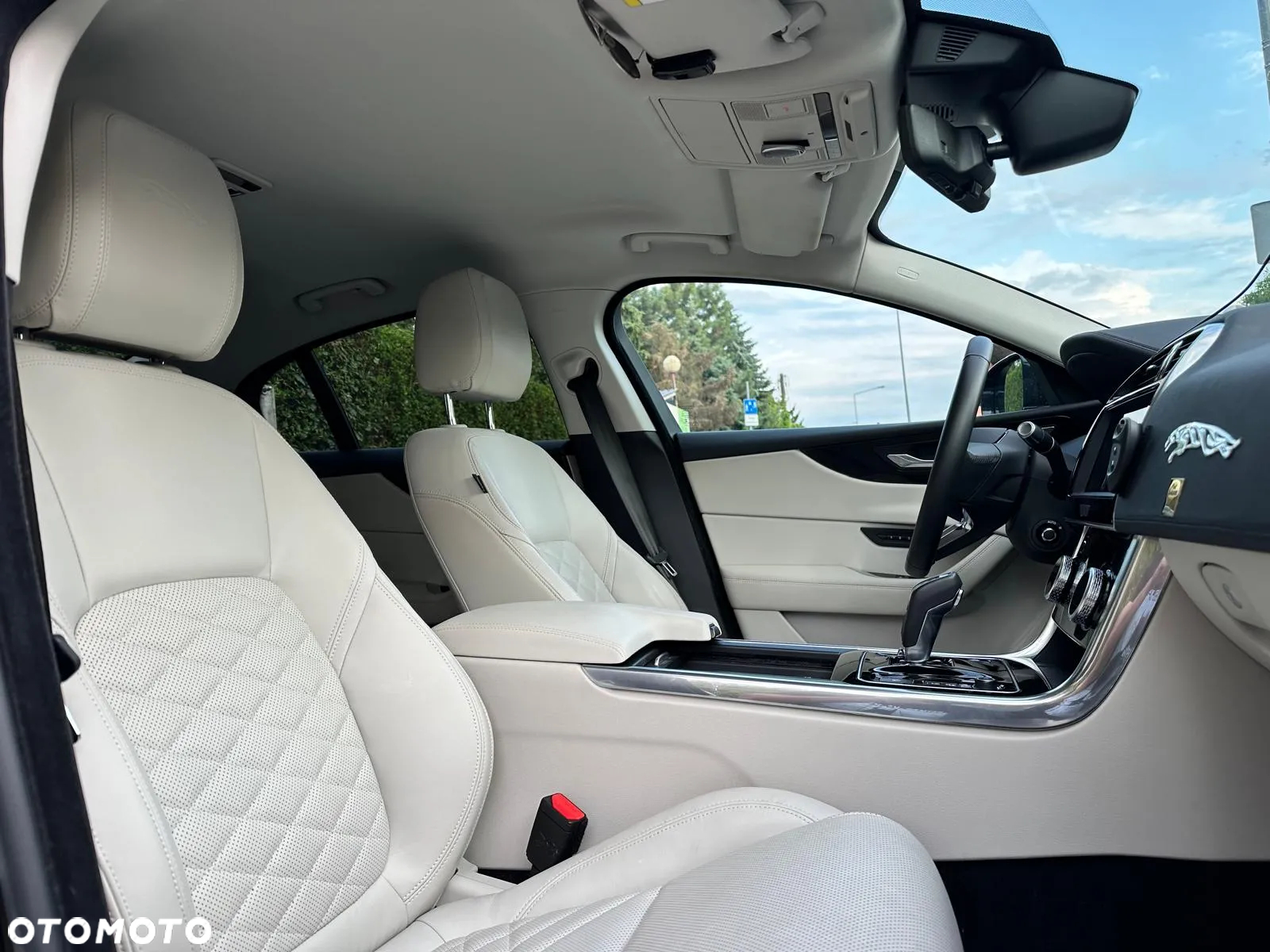 Jaguar XE 2.0 P250 R-Dynamic HSE - 25