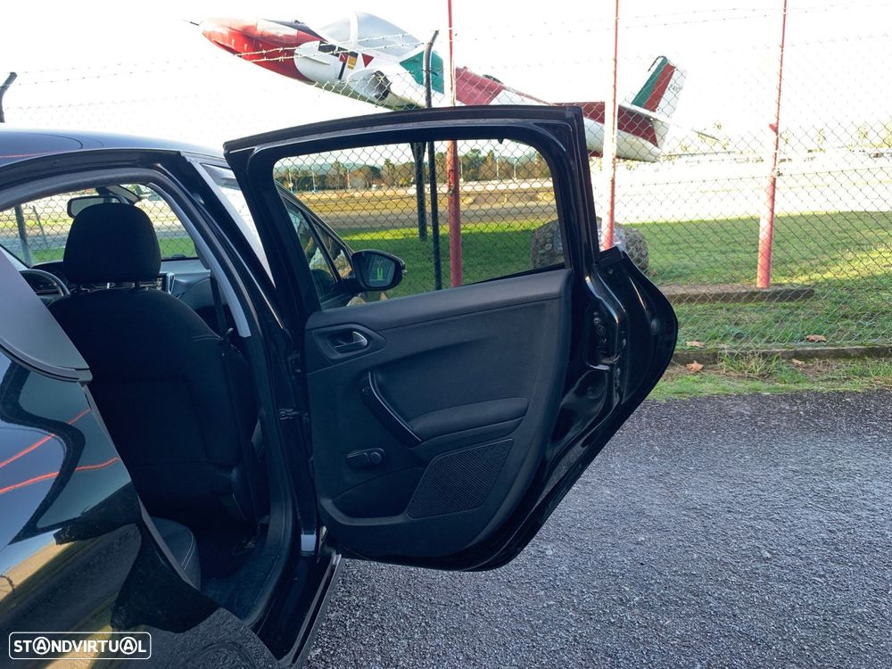 Peugeot 208 1.2 PureTech Allure - 44