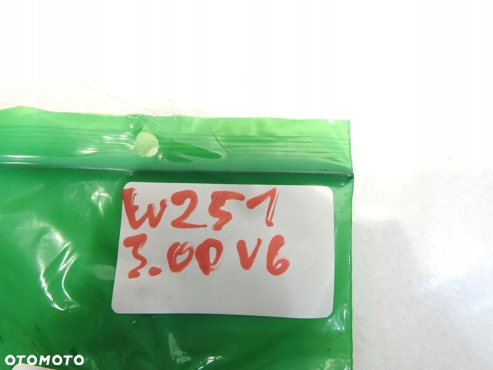 ŁAPKI SZPILKI MOCOWANIE WTRYSKU MERCEDES R W251 3.0 CDI V6 . - 2