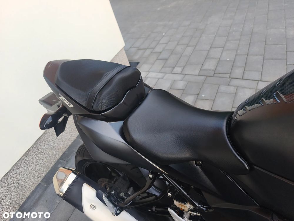 Suzuki GSR - 24