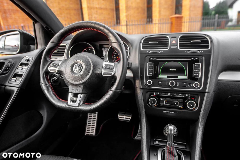 Volkswagen Golf 2.0 GTI DSG adidas - 28