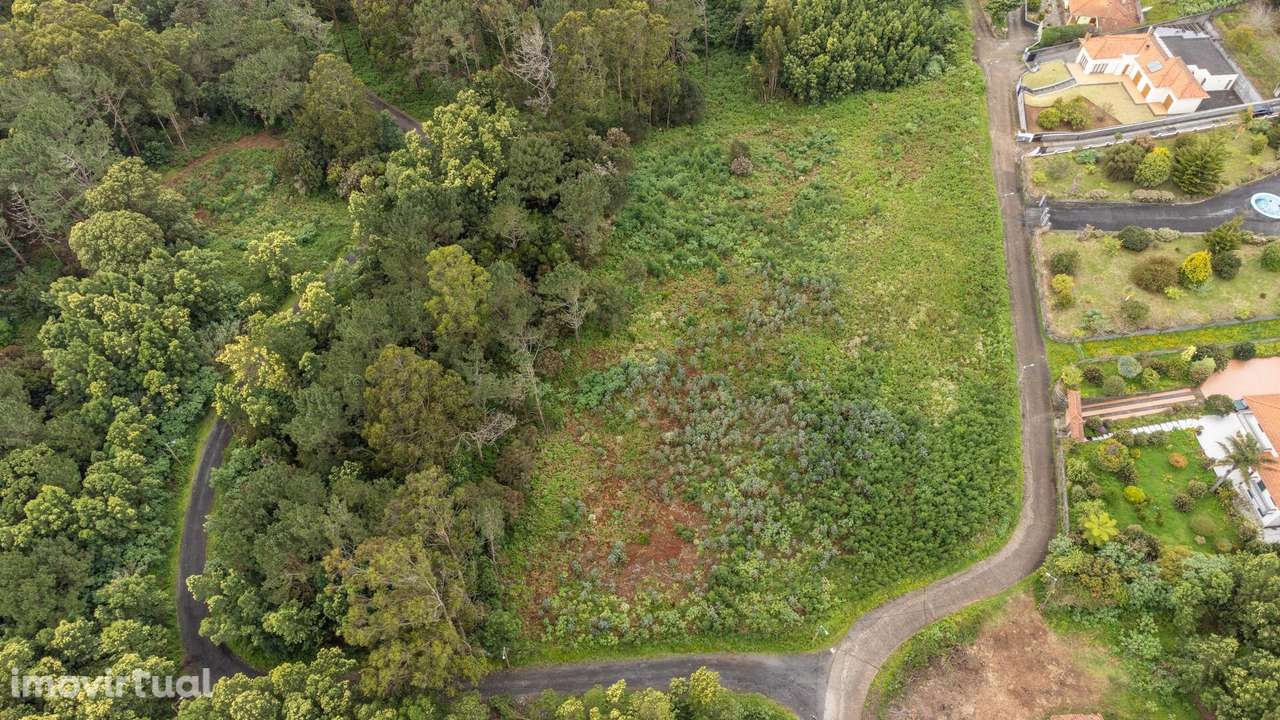 "Refúgio Natural ao Lado do Golfe – Terreno Plano com 6.730 m2 no Sant - Grande imagem: 2/37