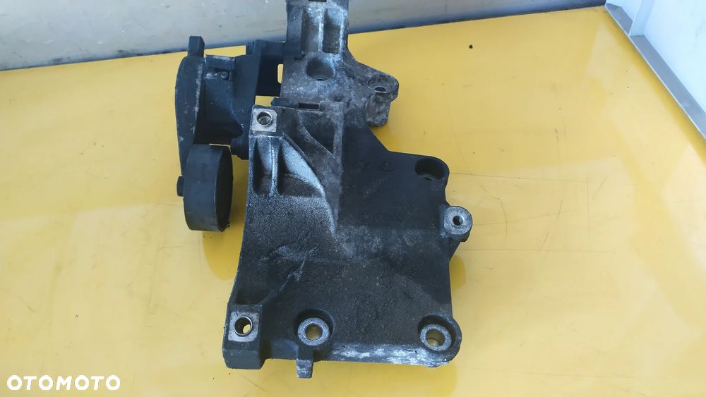 VW  LAPA ALTERNATORA 03G903143A