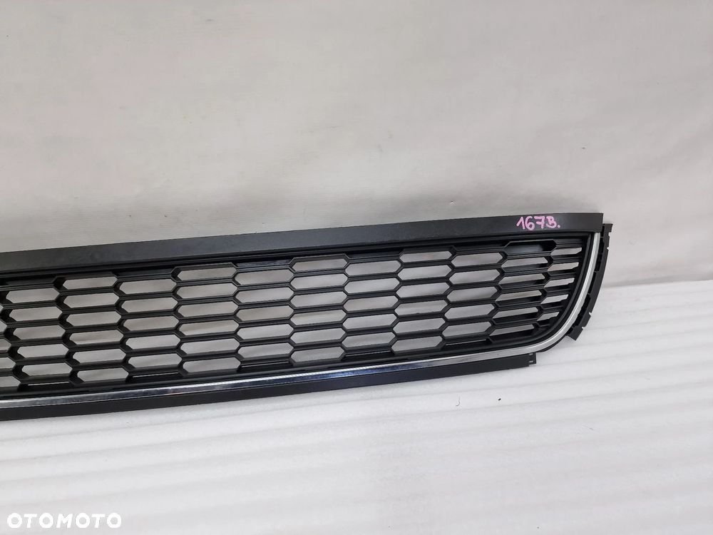 VW POLO 6R0 08- KRATKA ŚRODKOWA ZDERZAKA PRZEDNIEGO Z CHROMEM , NR 6R0853677B , NR AUKCJI K167 - 9