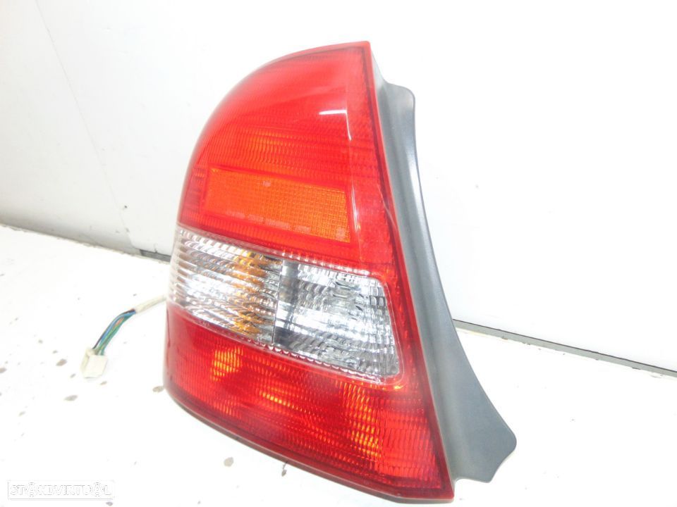 Mazda 323 1998 a 2002  farolim trás esquerdo - 3