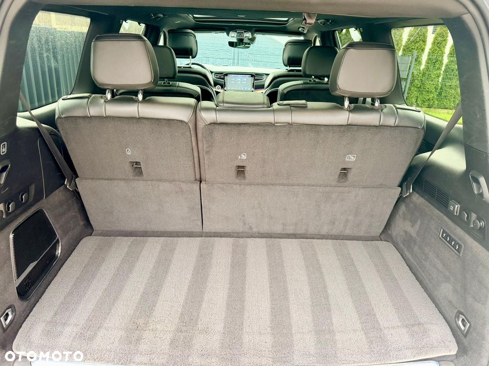 Jeep Grand Wagoneer - 33