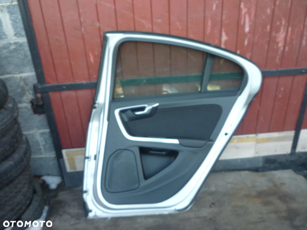 VOLVO S60 II DRZWI TYLNE PRAWE KOMPLETNE 426-26 - 2