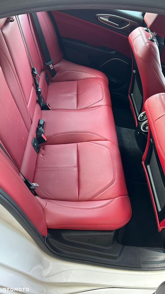 Alfa Romeo Giulia 2.0 Turbo 16V AT8-Q4 Veloce - 9