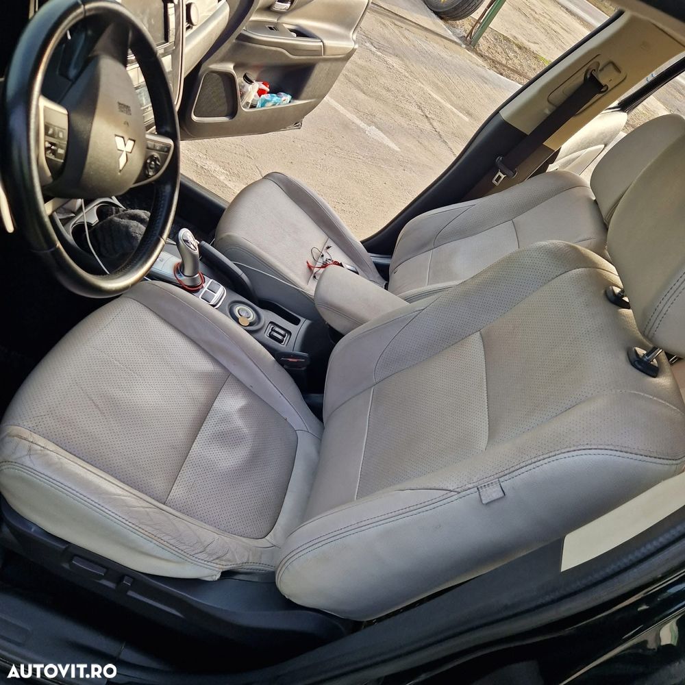 Mitsubishi Outlander - 12
