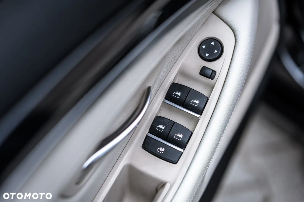 BMW Seria 5 520d xDrive - 11