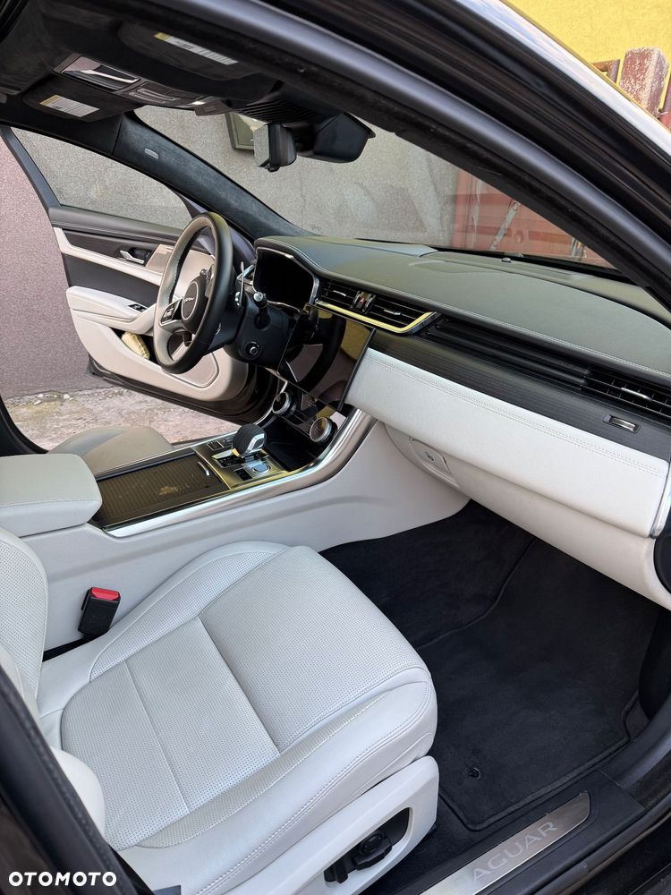 Jaguar XF 2.0 P300 AWD SE - 10
