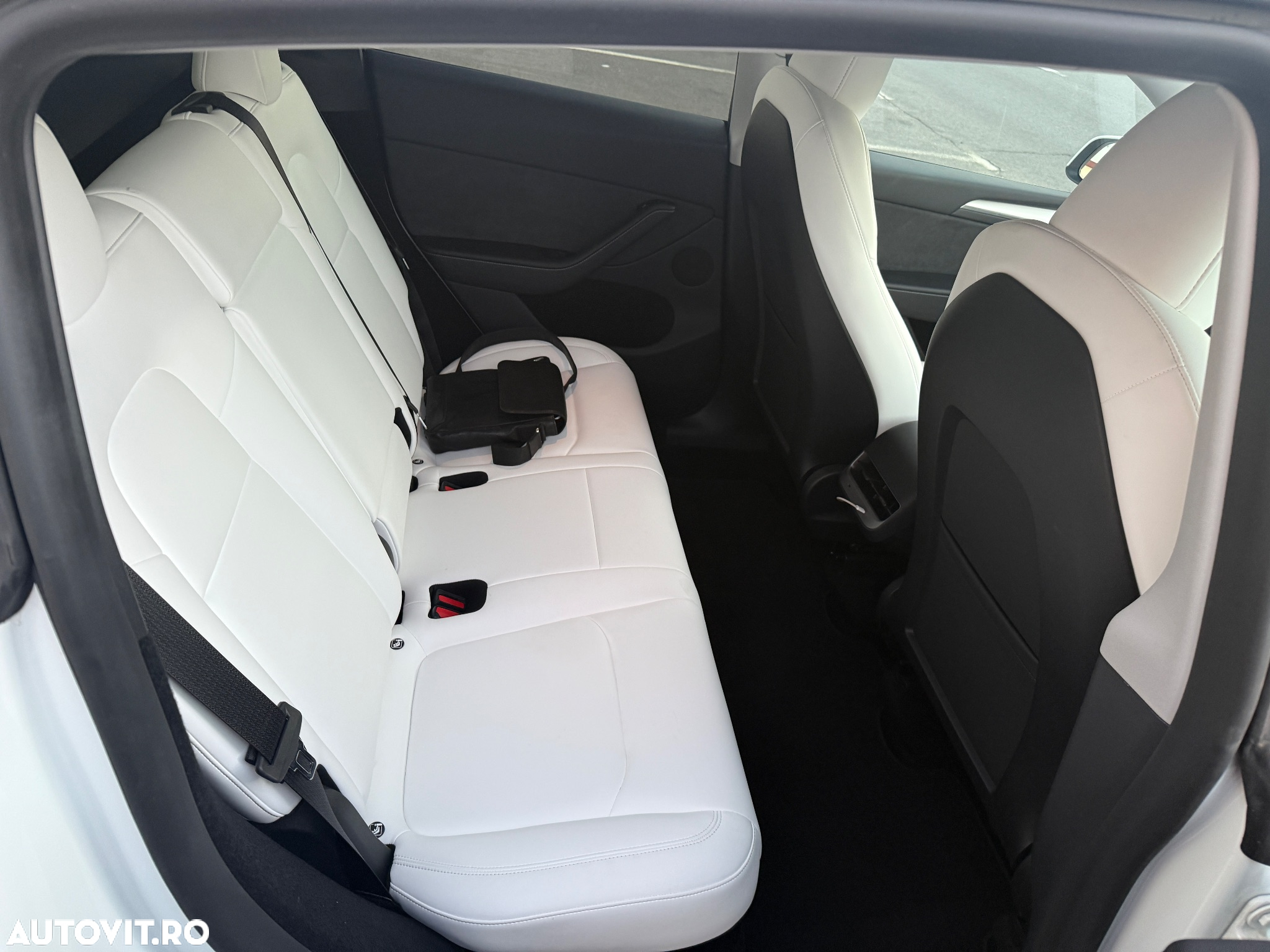Tesla Model Y Long Range Dual Motor AWD - 8