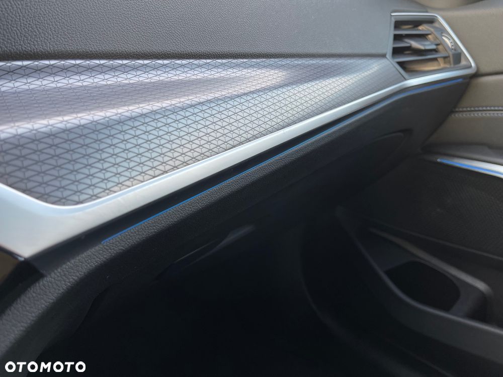 BMW Seria 3 318i M Sport - 11