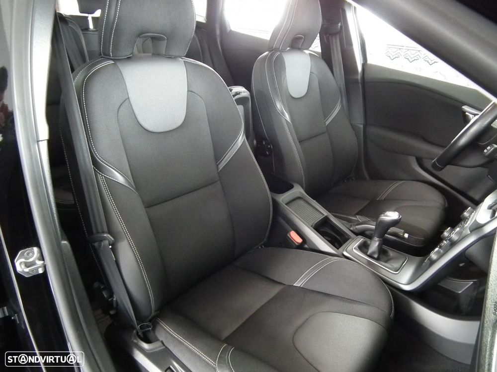 Volvo V40 2.0 D3 Momentum - 16