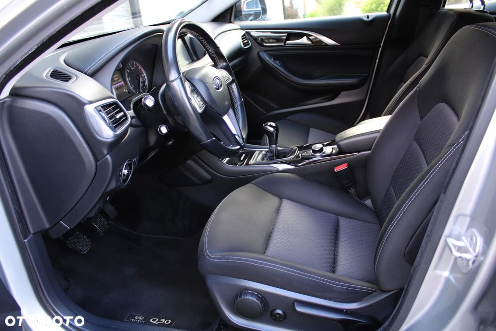 Infiniti Q30 - 6