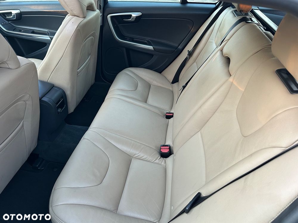 Volvo V60 D4 Momentum - 16