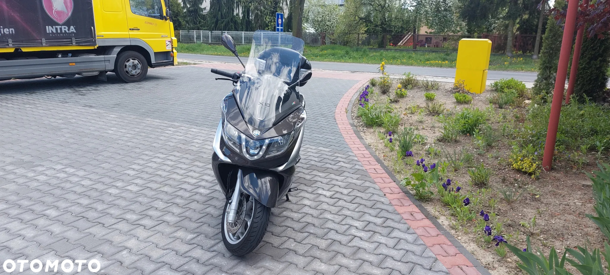 Piaggio X10 - 24