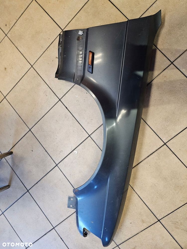 BŁOTNIK PRAWY PRZÓD BMW E32 SREBRNY - 4