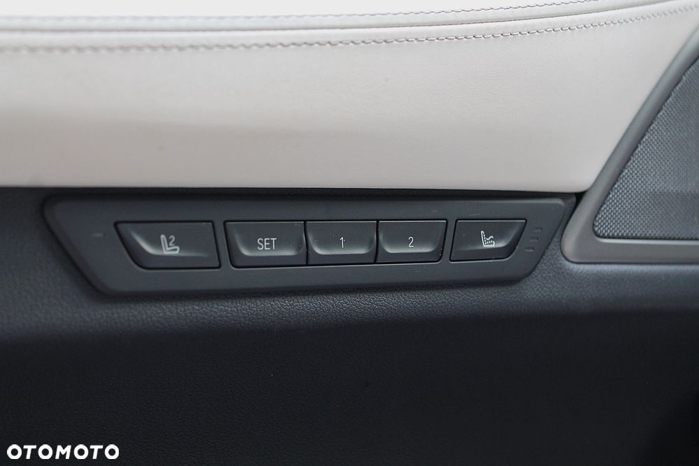 BMW Seria 7 750i xDrive - 11