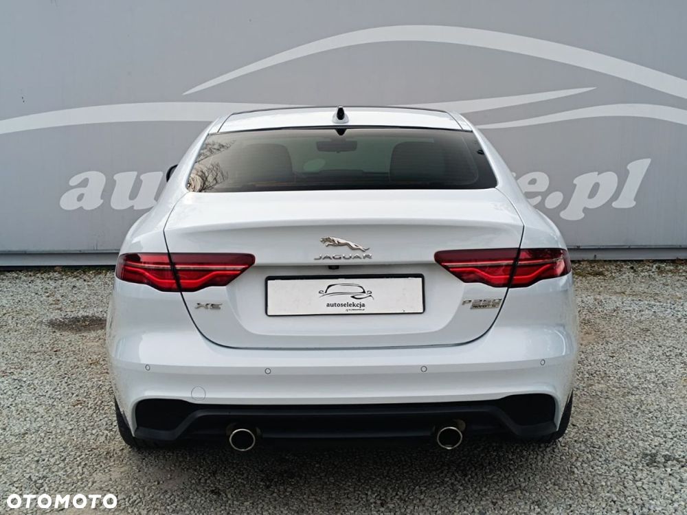 Jaguar XE - 15