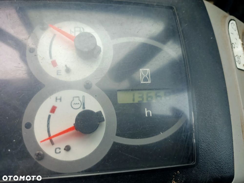 Komatsu PC26MR-3 - 8