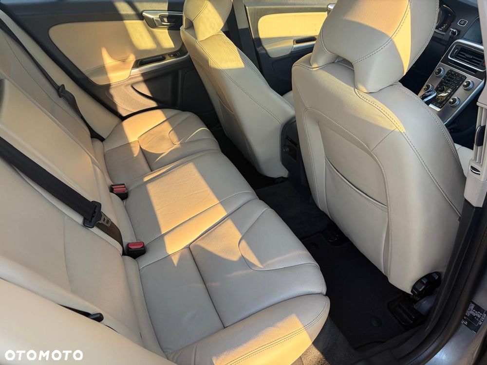 Volvo V60 Cross Country - 11