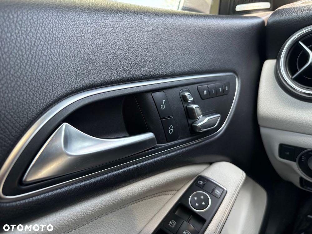 Mercedes-Benz CLA 250 4Matic 7G-DCT - 11