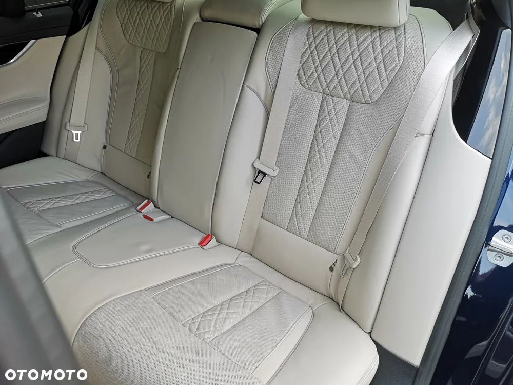 BMW Seria 7 750i xDrive sport - 34