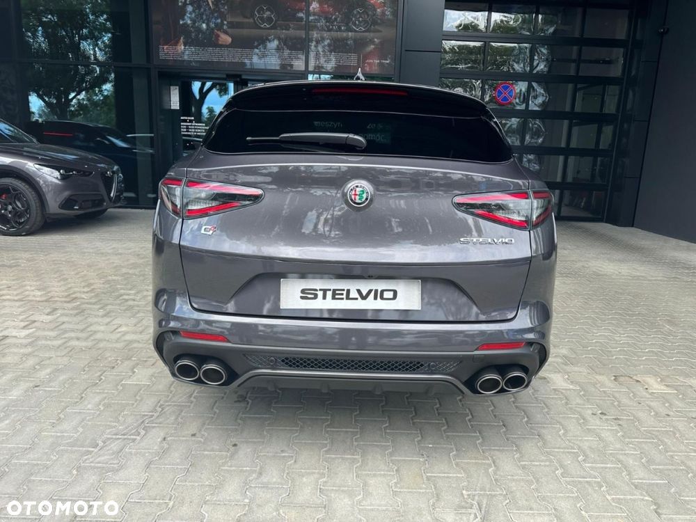 Alfa Romeo Stelvio - 8