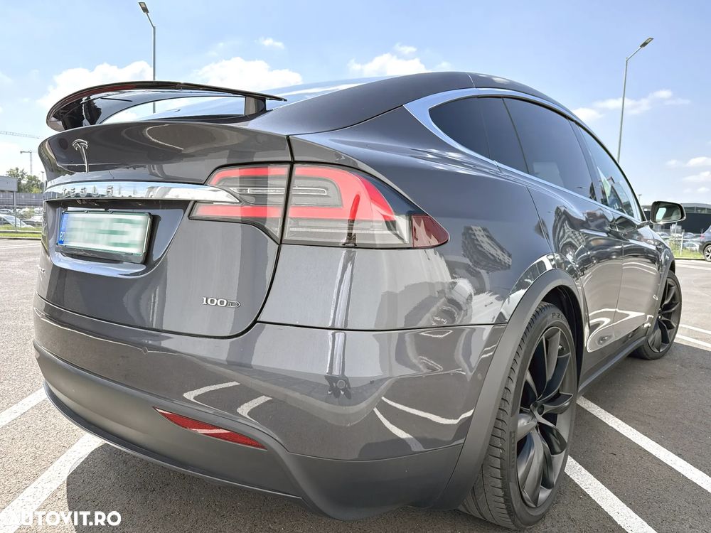 Tesla Model X - 13
