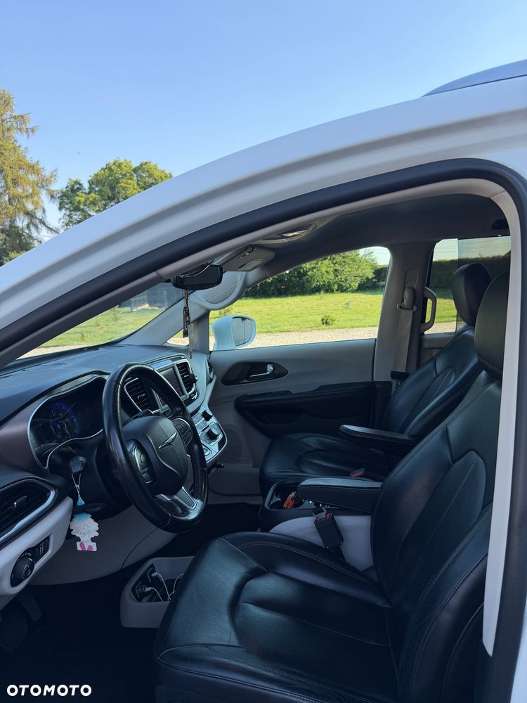 Chrysler Pacifica - 8