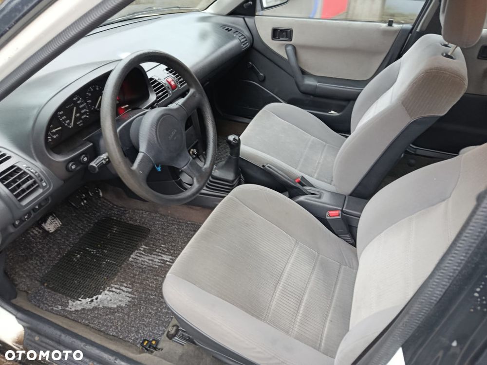 Mazda 323F - 11