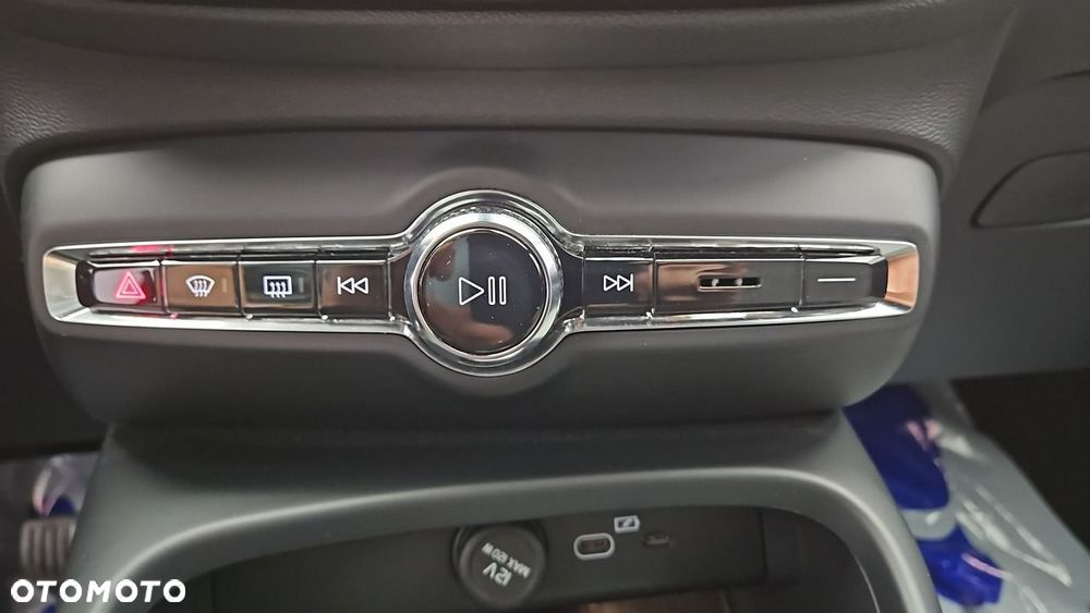 Volvo XC 40 B3 Plus Dark - 20