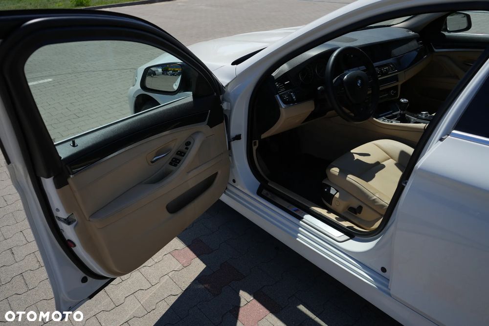 BMW Seria 5 520i - 25