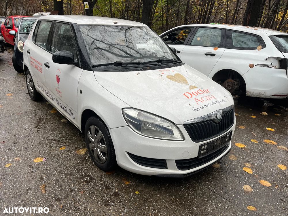 Dezmembrez Skoda Fabia II facelift alb 2011 1,2 benzina - 4