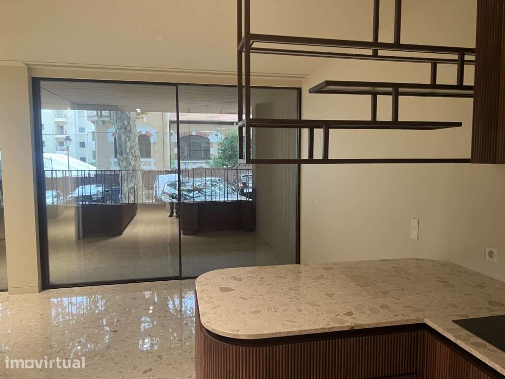 Apartamento T2 Novo com Varandas e Box para 2 Viaturas na Foz - Grande imagem: 2/9