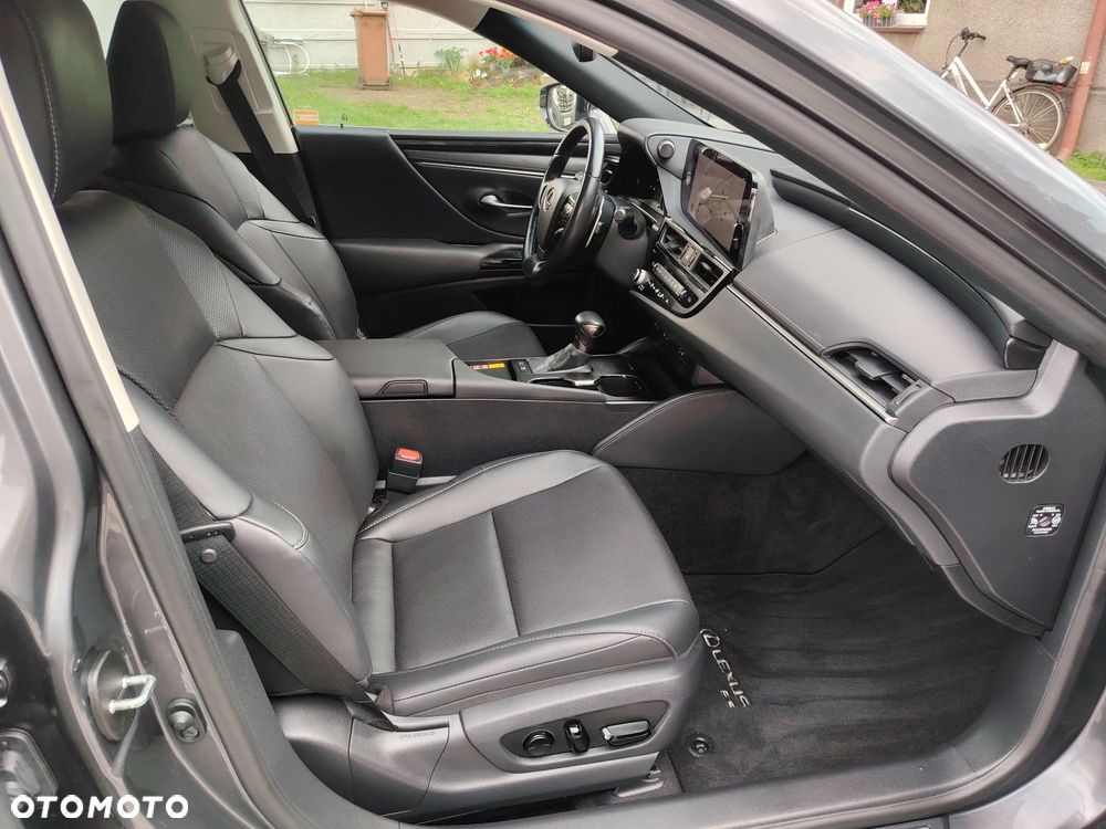 Lexus ES 300h Business Edition - 24